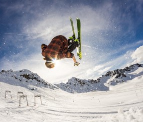 开云体育入口-西亚卡姆爆发，老鹰硬仗取胜广厦队，个体英雄主义与团队韧性的现代篮球交响