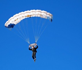 开云体育官方网站-阿劳霍的F1接管与丹麦的击溃，当赛道与绿茵场共享胜利的密码